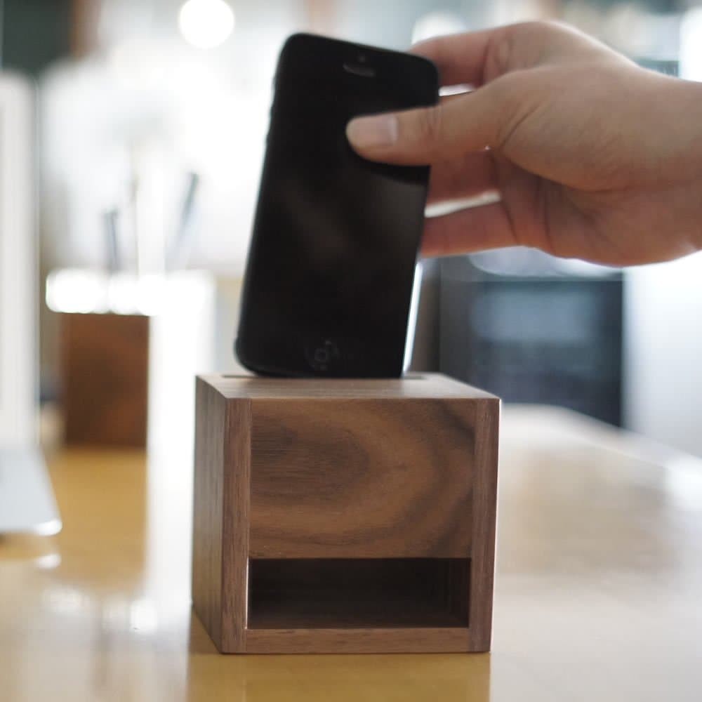 Wood SpeakerStand for iPhone Made In Japan (Walnut)