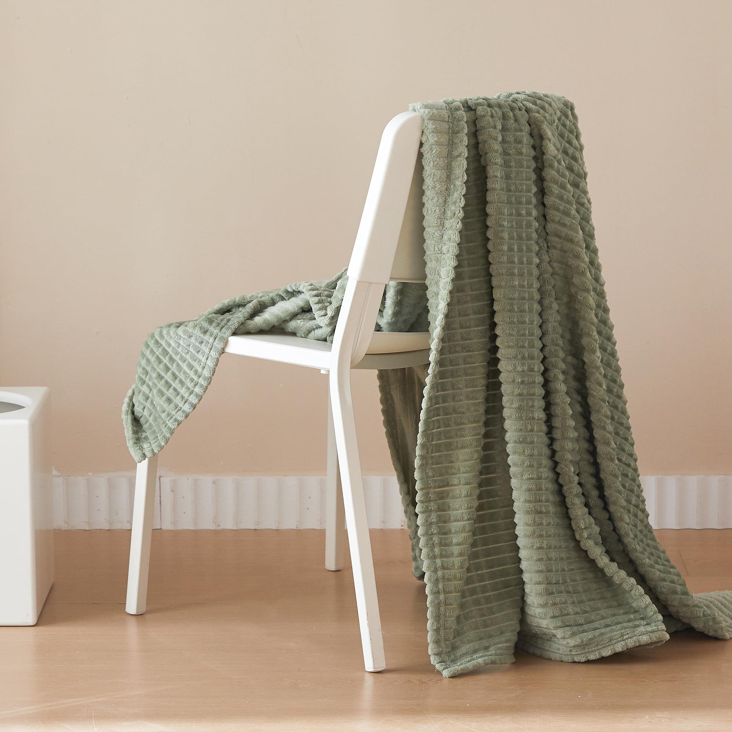 Simple&Opulence Fleece Throw Blanket, Soft Fluffy Sofa Throw, Warm Cozy Microfiber Bed Blanket with Grid Design for All Seasons, 130 x 170CM, Sage Green