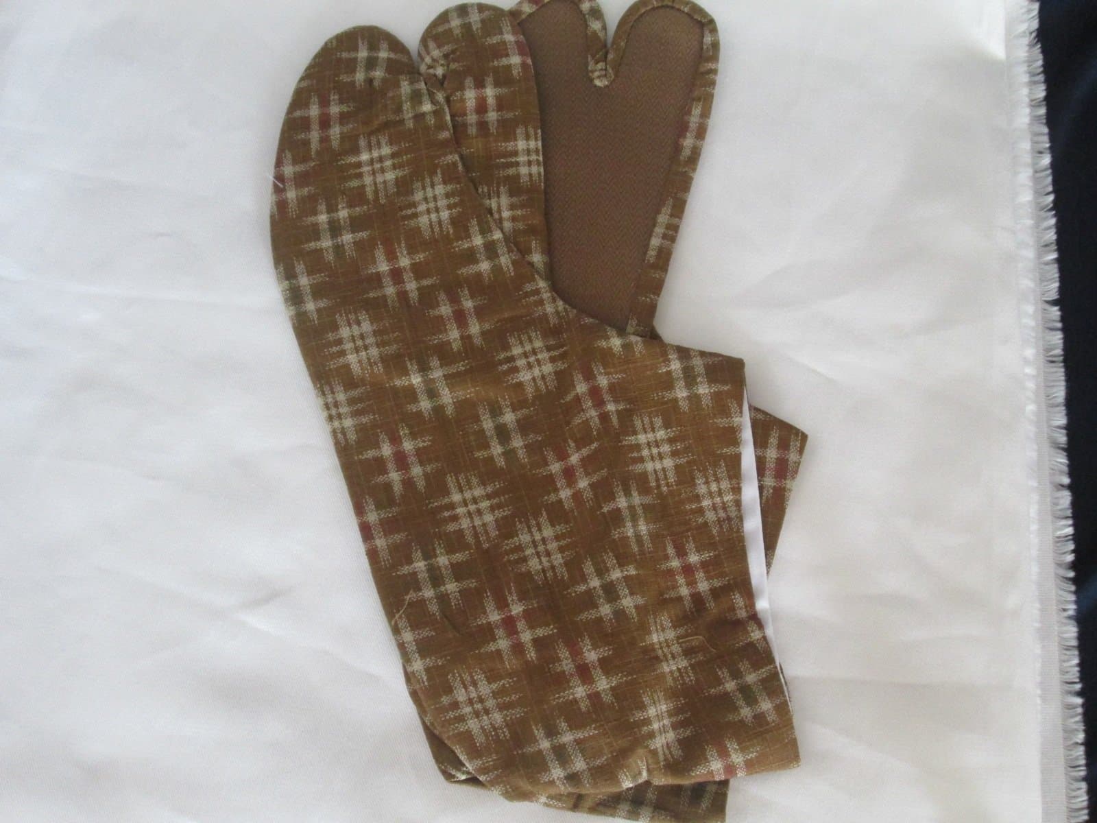 Ninja Tabi Low-cut Boots. It comes in brown color for Men which is approximately JP 27 cm. This is used for Japanese　summer traditional festival.