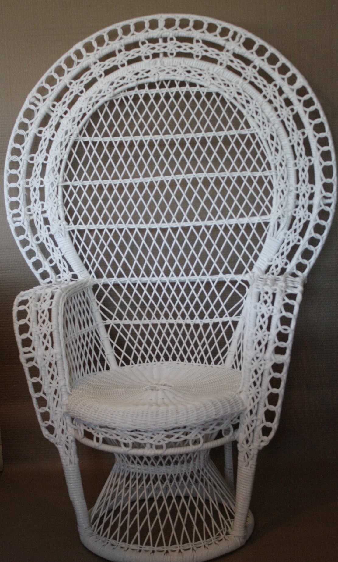 RESIN WHITE MANDARIN PEACOCK CHAIR