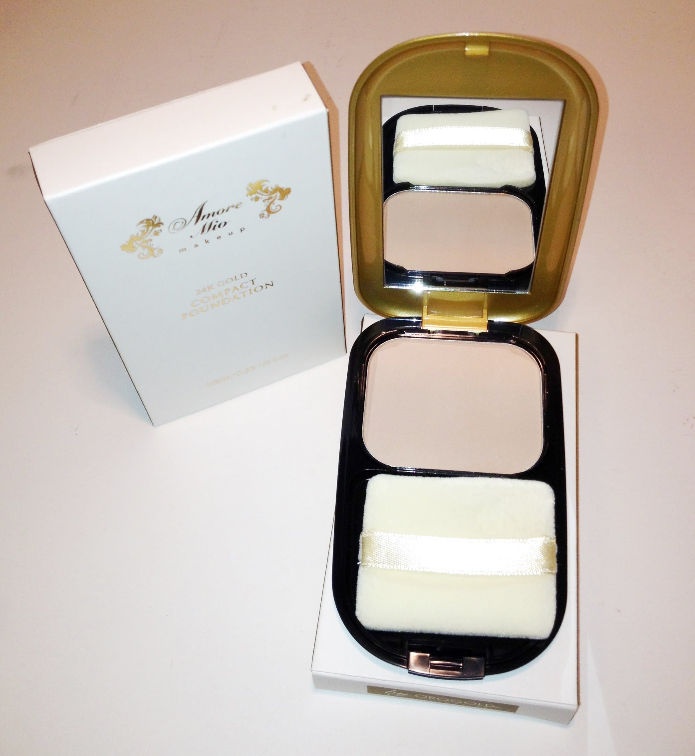 Amore Mio 24k Gold Compact Foundation #02 Light Ivory